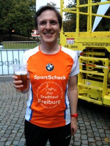 Ein glücklicher Jonathan nach dem Stadtlauf Freiburg 2011